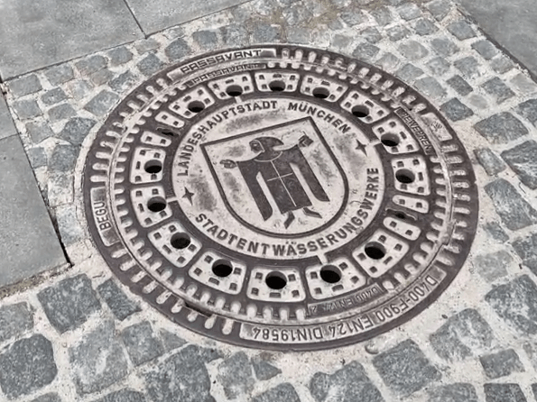 München Mönch auf Gullydeckel