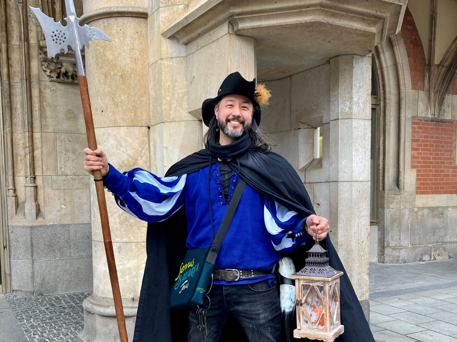 Der Nachtwächter mit Hellebarde und Laterne