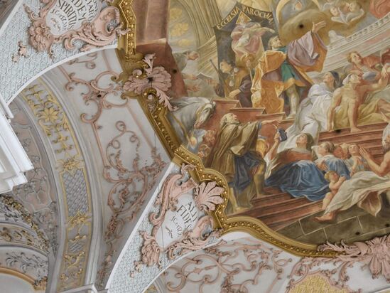 Die Heilig Geist Kirche mit dem Brezenreiter-Fresko