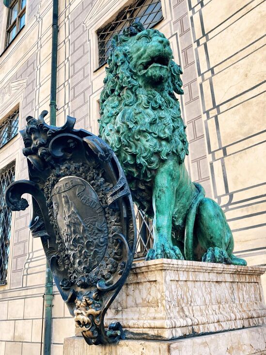Löwe mit Schild in München