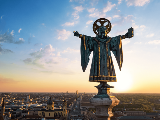 Das Münchner Kindl aus der Spitze des Rathausturm in München