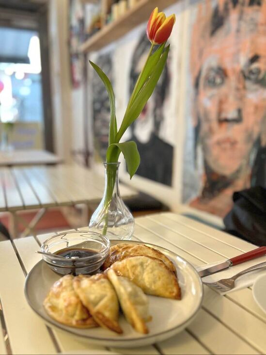Probierstation im Westend mit chilenischen Empanadas