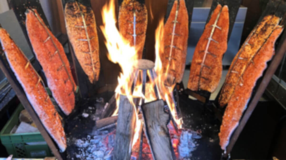 Salmon snacks at the Rindermarkt Christmas market in Munich