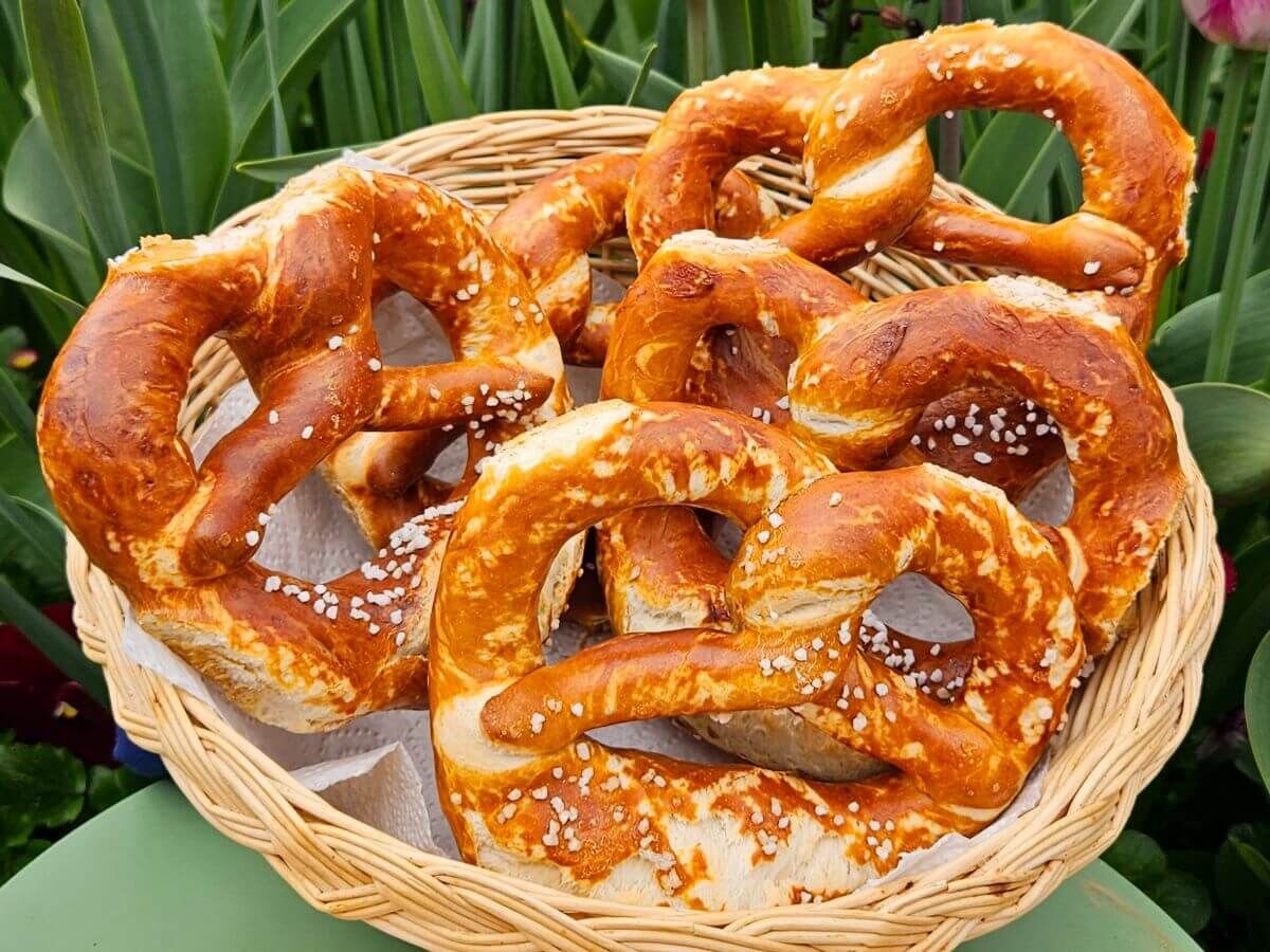 Ein Korb voll Brezen