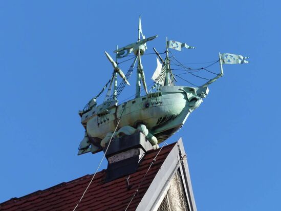 Auf dem Kaufhaus Oberpollinger steht eine Hansekogge