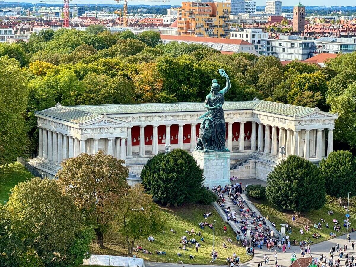 Die Statue der Bavaria an der Theresienwiese in München