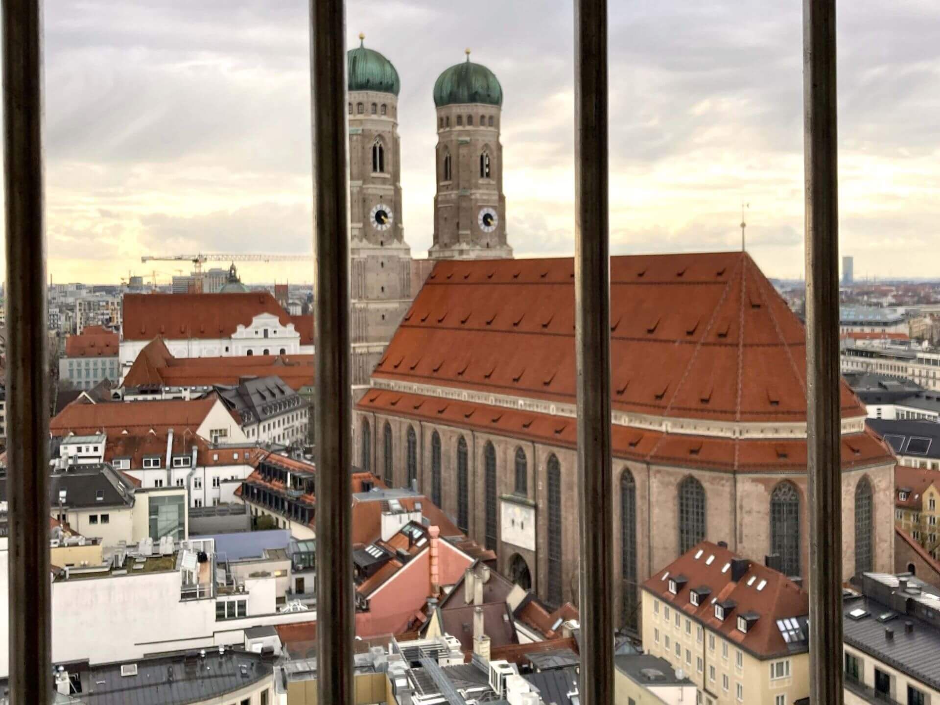 Die Münchner Frauenkirche vom Alten Peter aus betrachtet