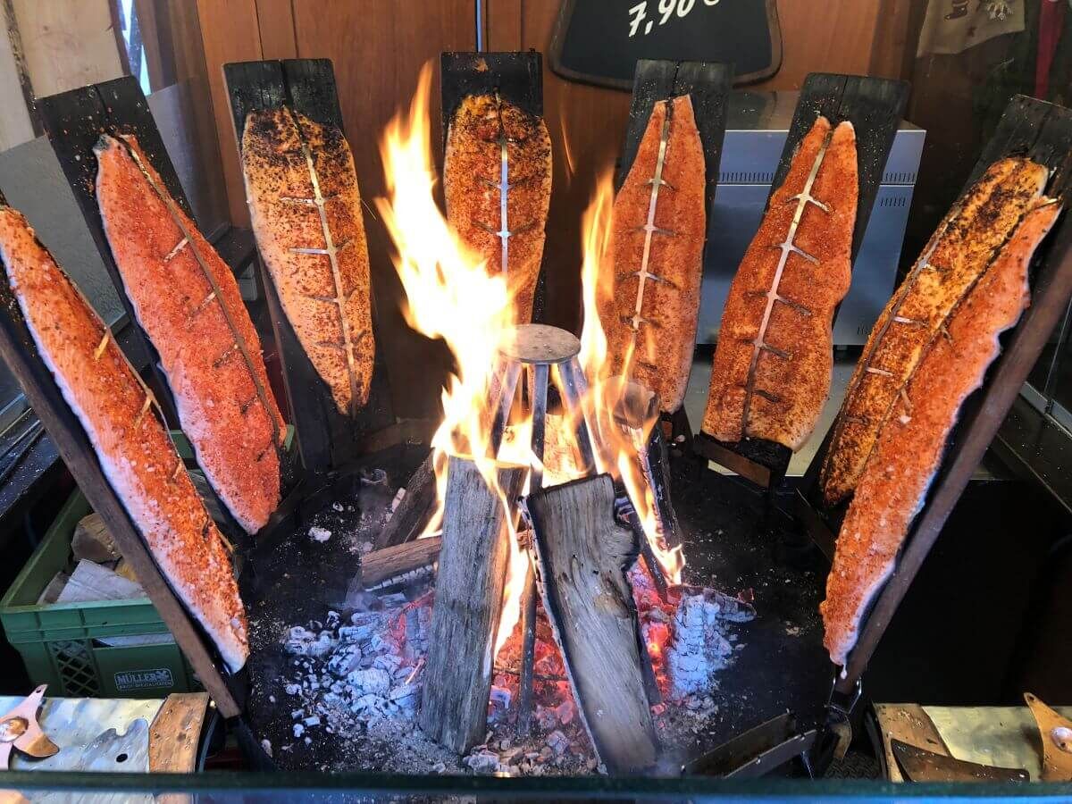 Salmon snacks at the Rindermarkt Christmas market in Munich
