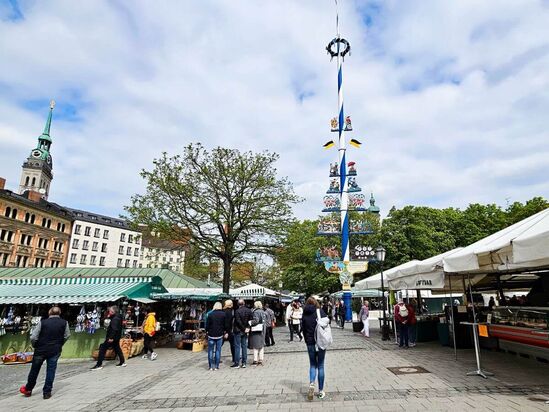 Viktualienmarkt mit Maibaum