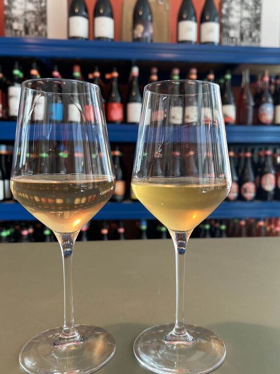 Wein trinken bei den Damen von Wir2liebenWein
