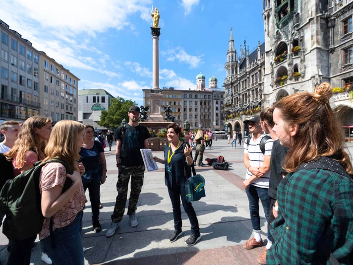 Synthia Demetriou auf Tour am Marienplatz