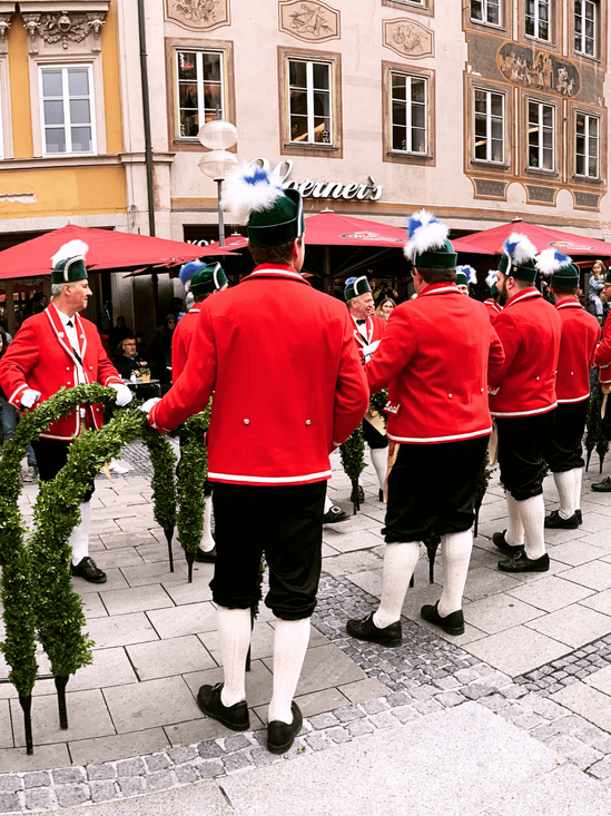 Die Schäffler führen am Marienplatz ihren traditionellen Tanz auf